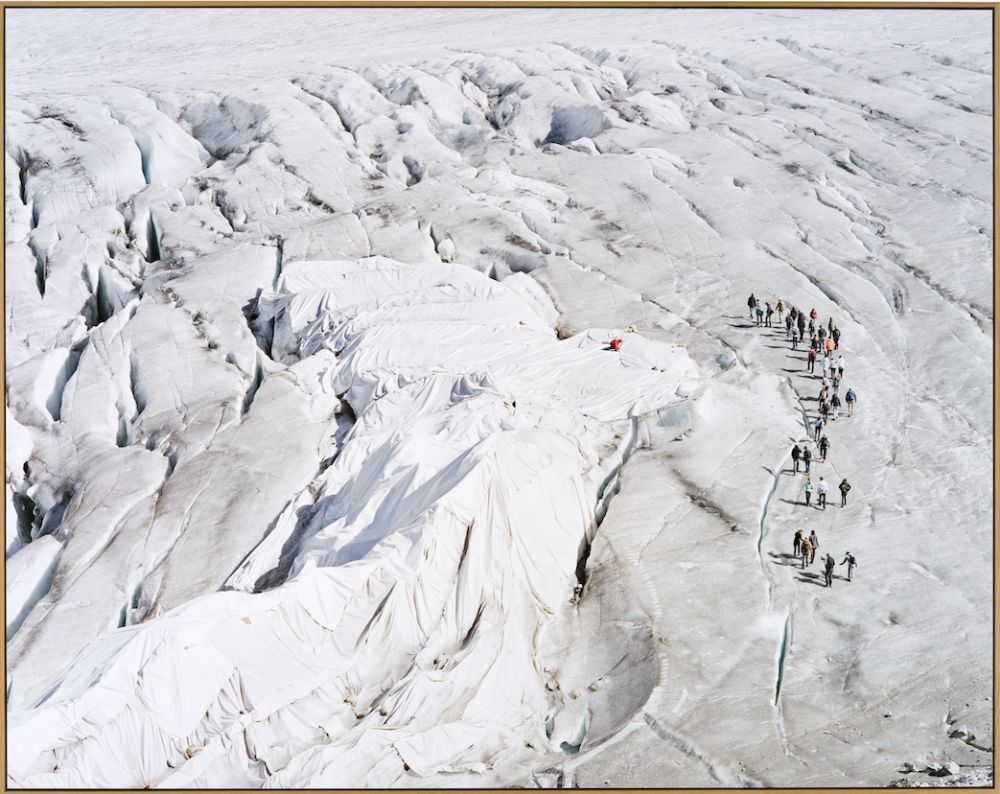 Matthieu Gafsou, Randonneurs sur le glacier du Rhône, 2010, tirage pigmentaire sur aluminium (3_5) © Musées cantonaux du Valais, Sion. Michel Martinez
